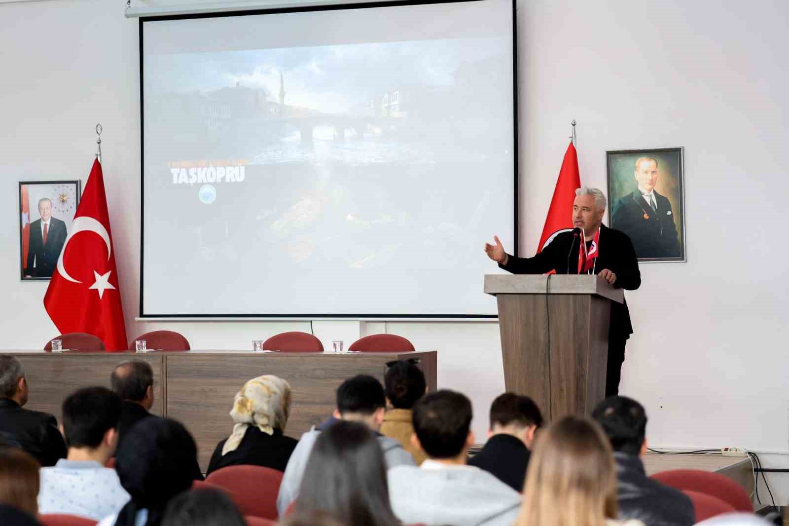 "7 Kemerli Bir Zaman Geçidi" filmi üniversite öğrencileriyle buluştu
