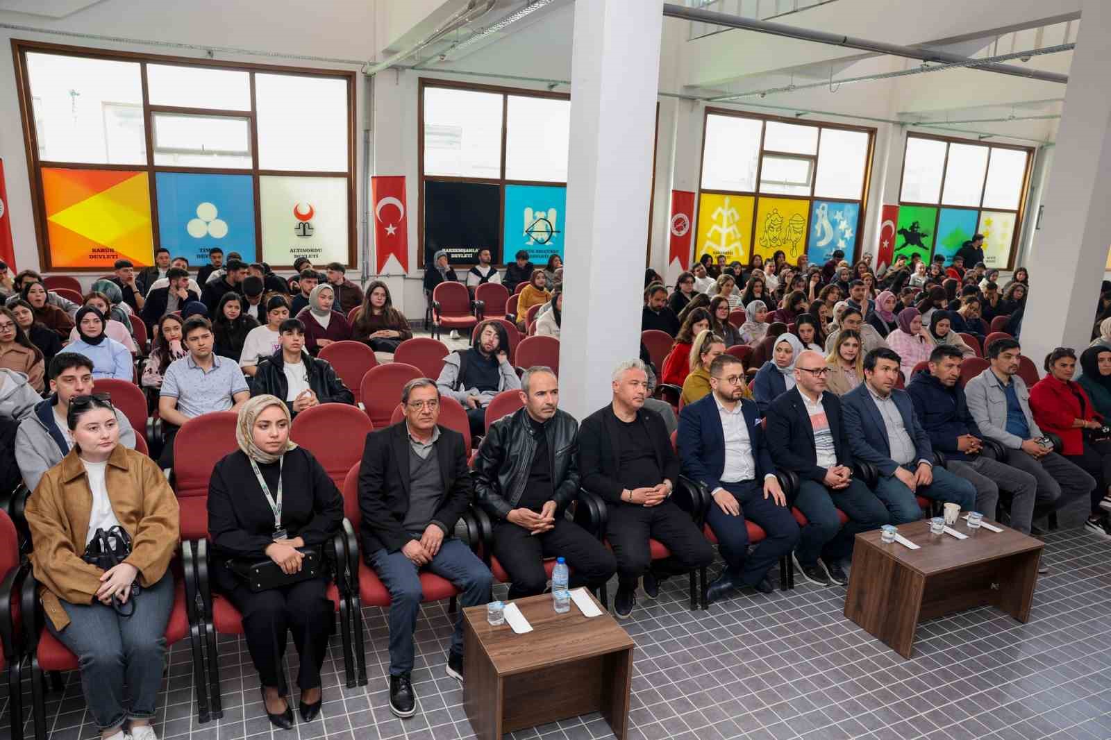 "7 Kemerli Bir Zaman Geçidi" filmi üniversite öğrencileriyle buluştu
