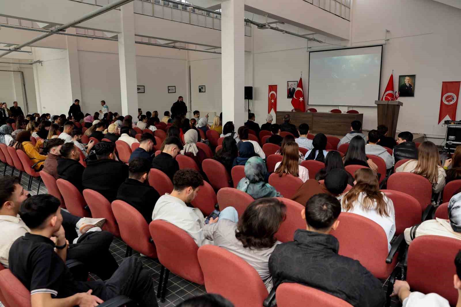 "7 Kemerli Bir Zaman Geçidi" filmi üniversite öğrencileriyle buluştu
