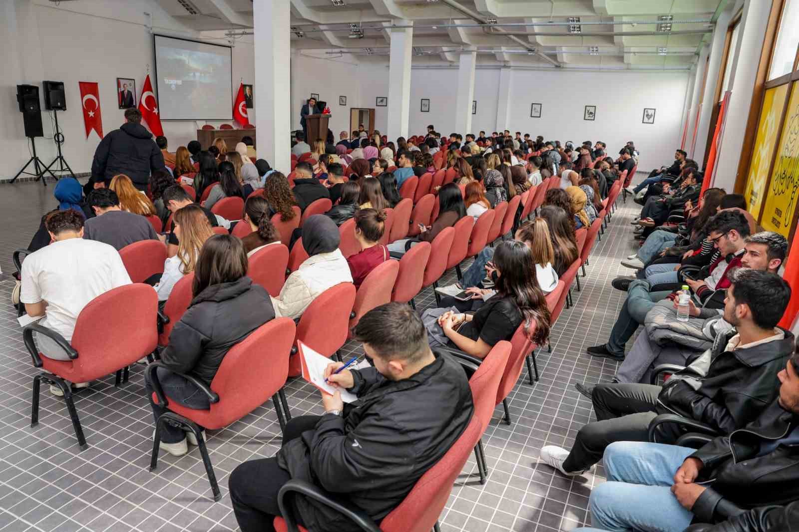 "7 Kemerli Bir Zaman Geçidi" filmi üniversite öğrencileriyle buluştu
