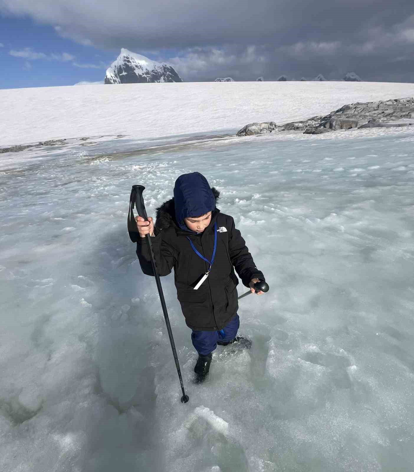 7 yaşındaki Pars, Güney Kutbu’nda Türk bayrağı açtı
