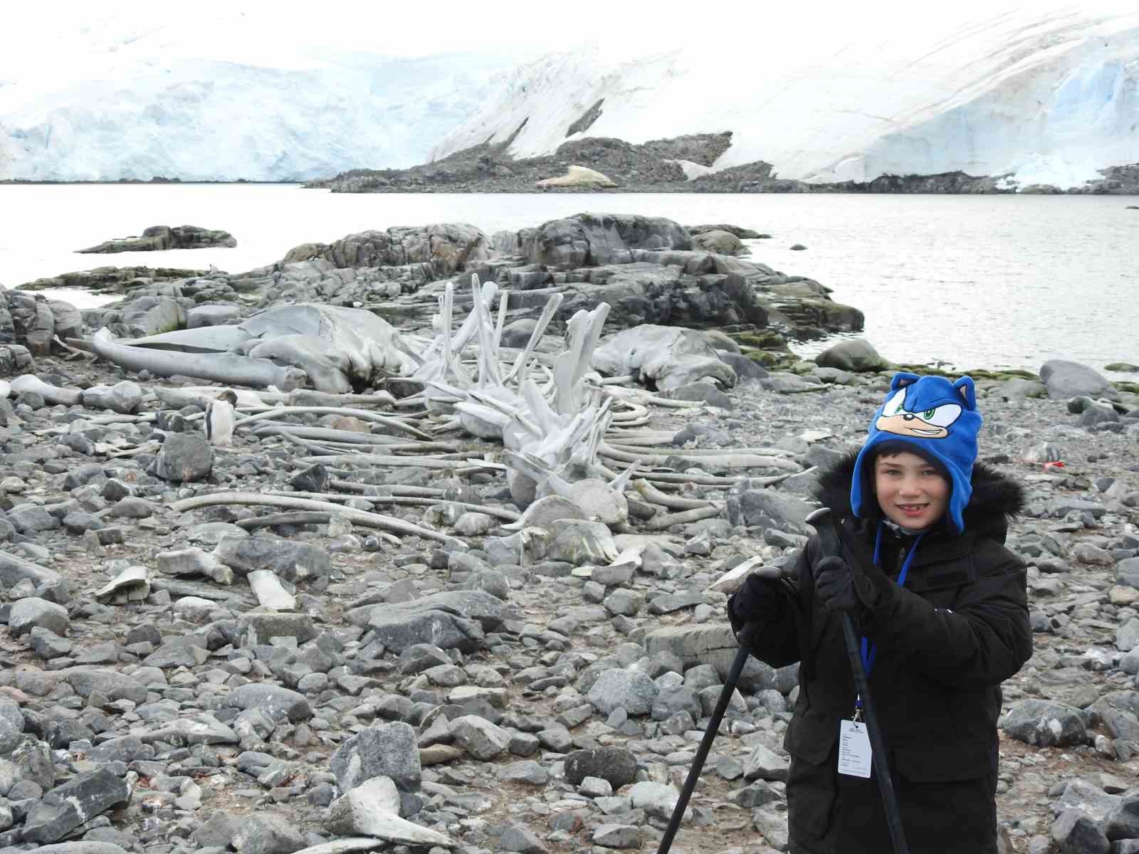 7 yaşındaki Pars, Güney Kutbu’nda Türk bayrağı açtı
