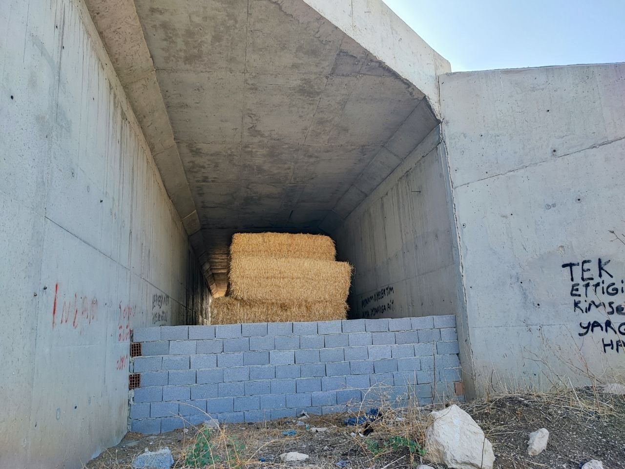 7 yıldır bitmeyen yolun köprü ayakları samanlığa döndü
