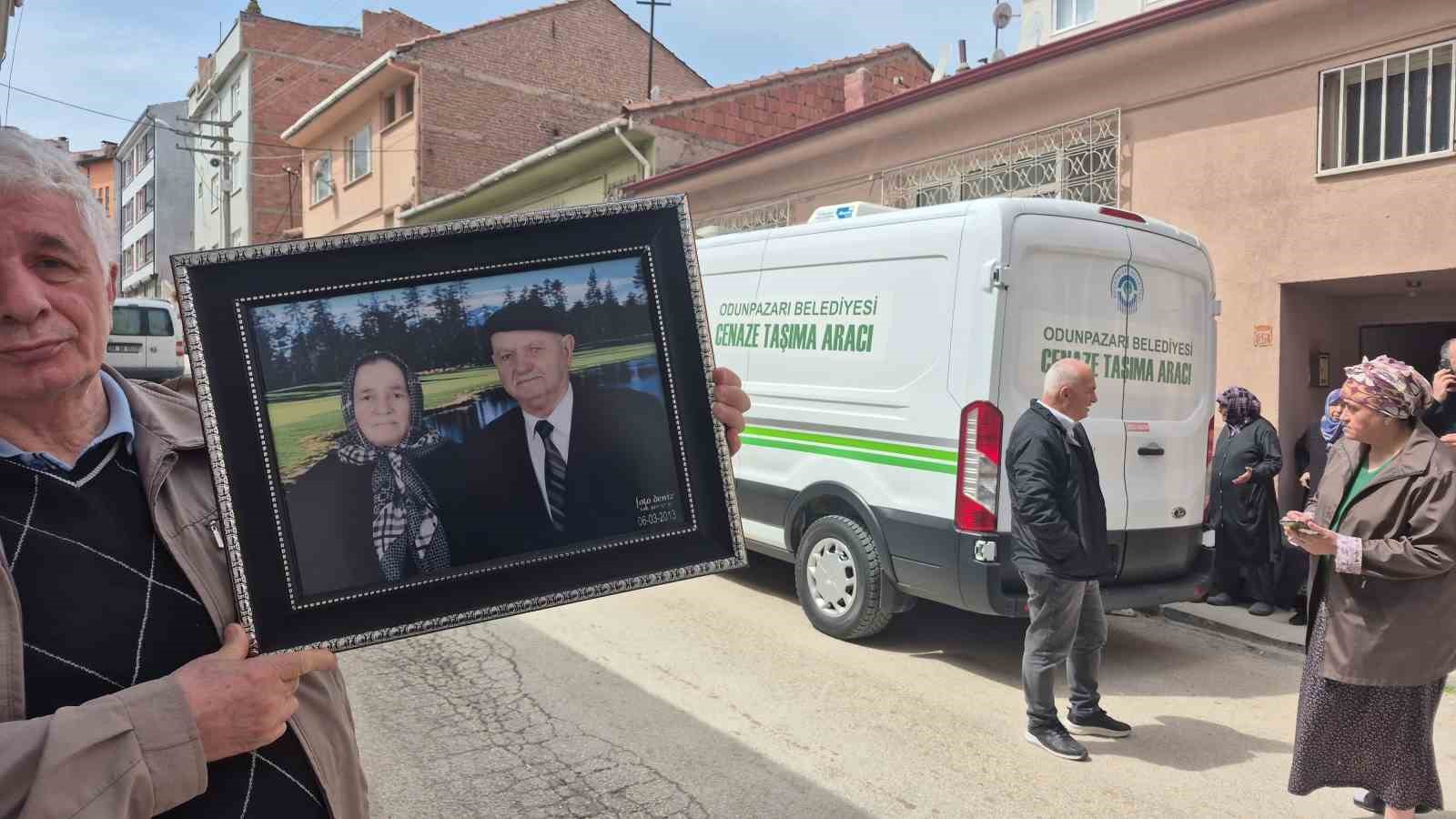 70 yıllık büyük aşkta hüzünlü veda: Birer gün arayla hayatlarını kaybettiler
70 yıllık büyük aşkta hüzünlü veda: Birer gün arayla hayatlarını kaybettiler