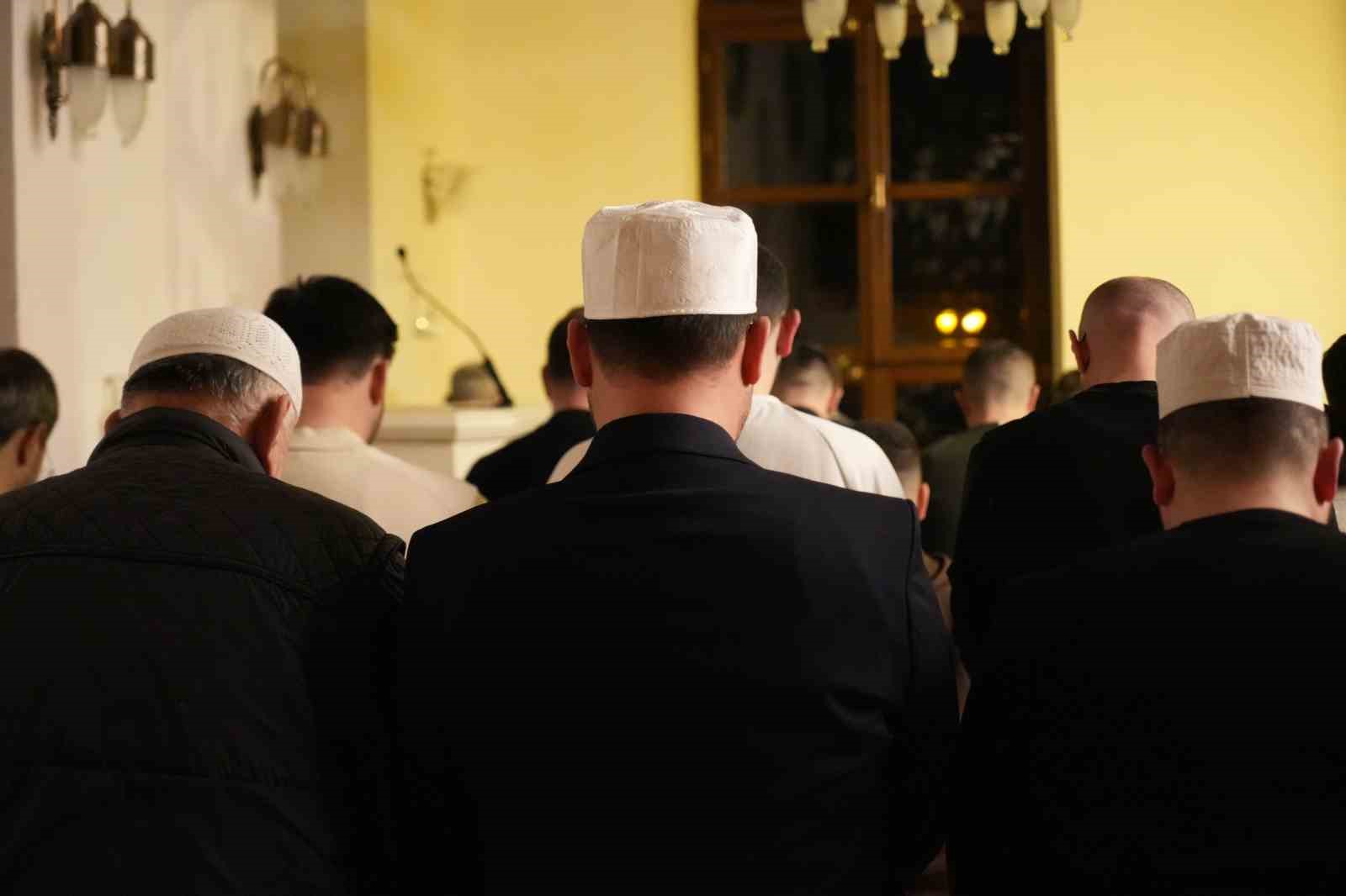 700 yıllık camide ilk teravih namazı kılındı
