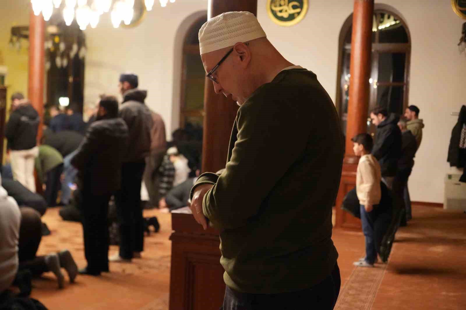 700 yıllık camide ilk teravih namazı kılındı
