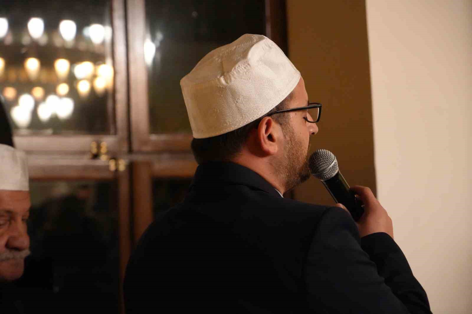 700 yıllık camide ilk teravih namazı kılındı
