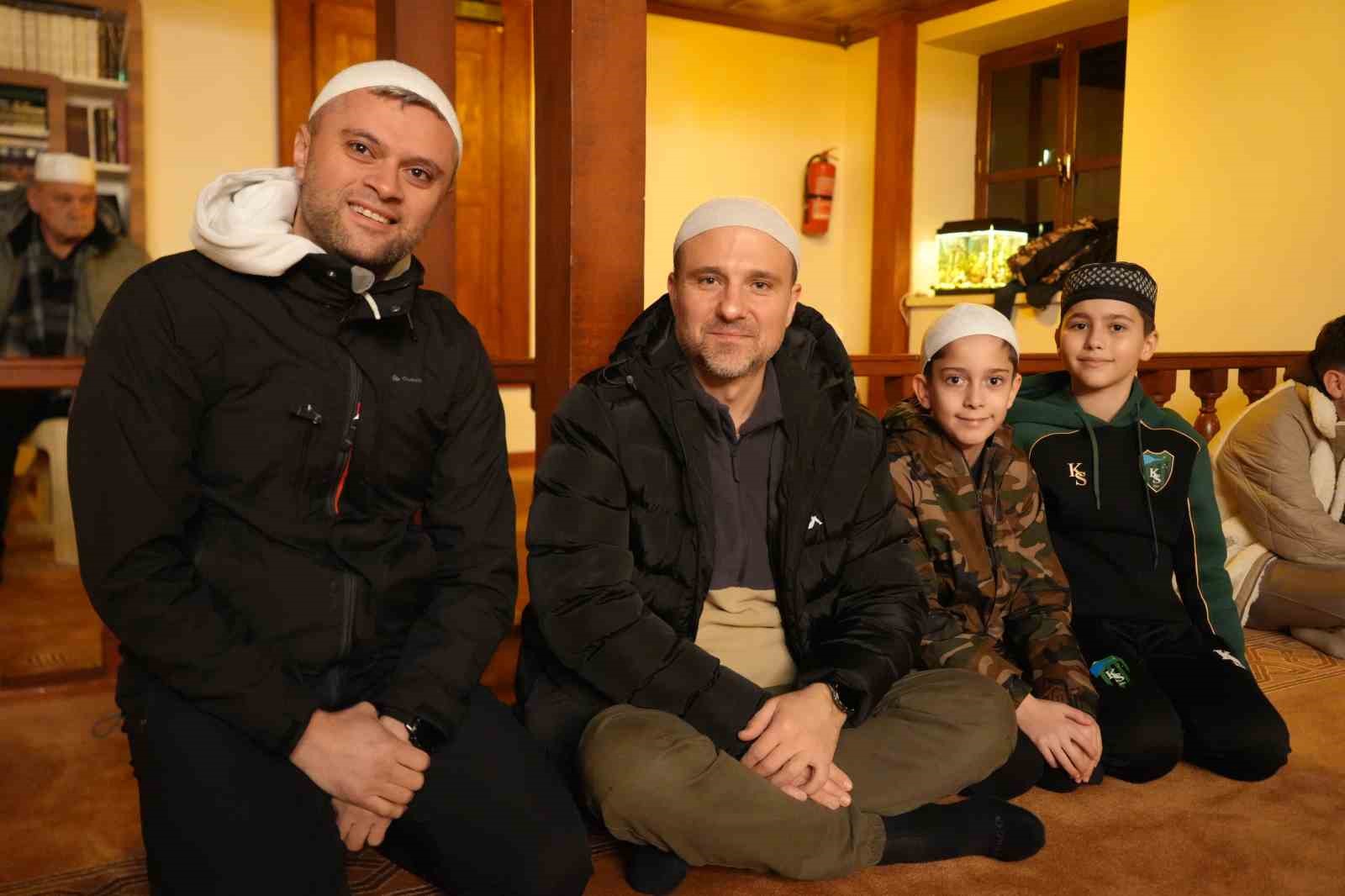 700 yıllık camide ilk teravih namazı kılındı
