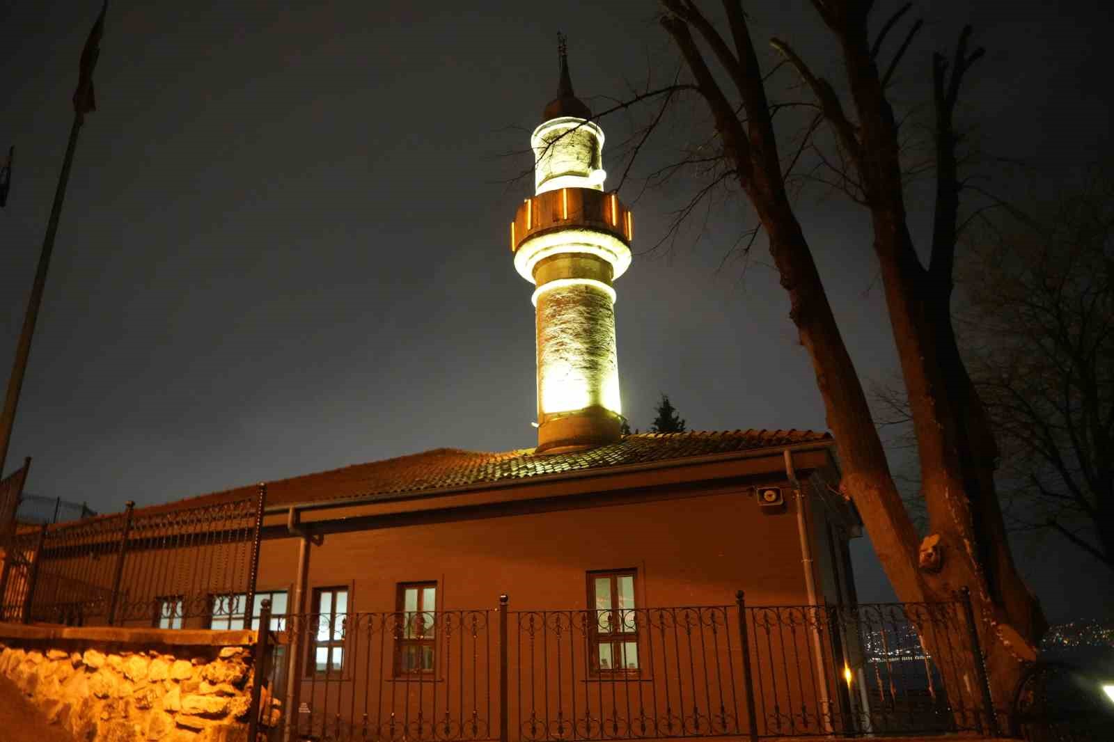 700 yıllık camide ilk teravih namazı kılındı
