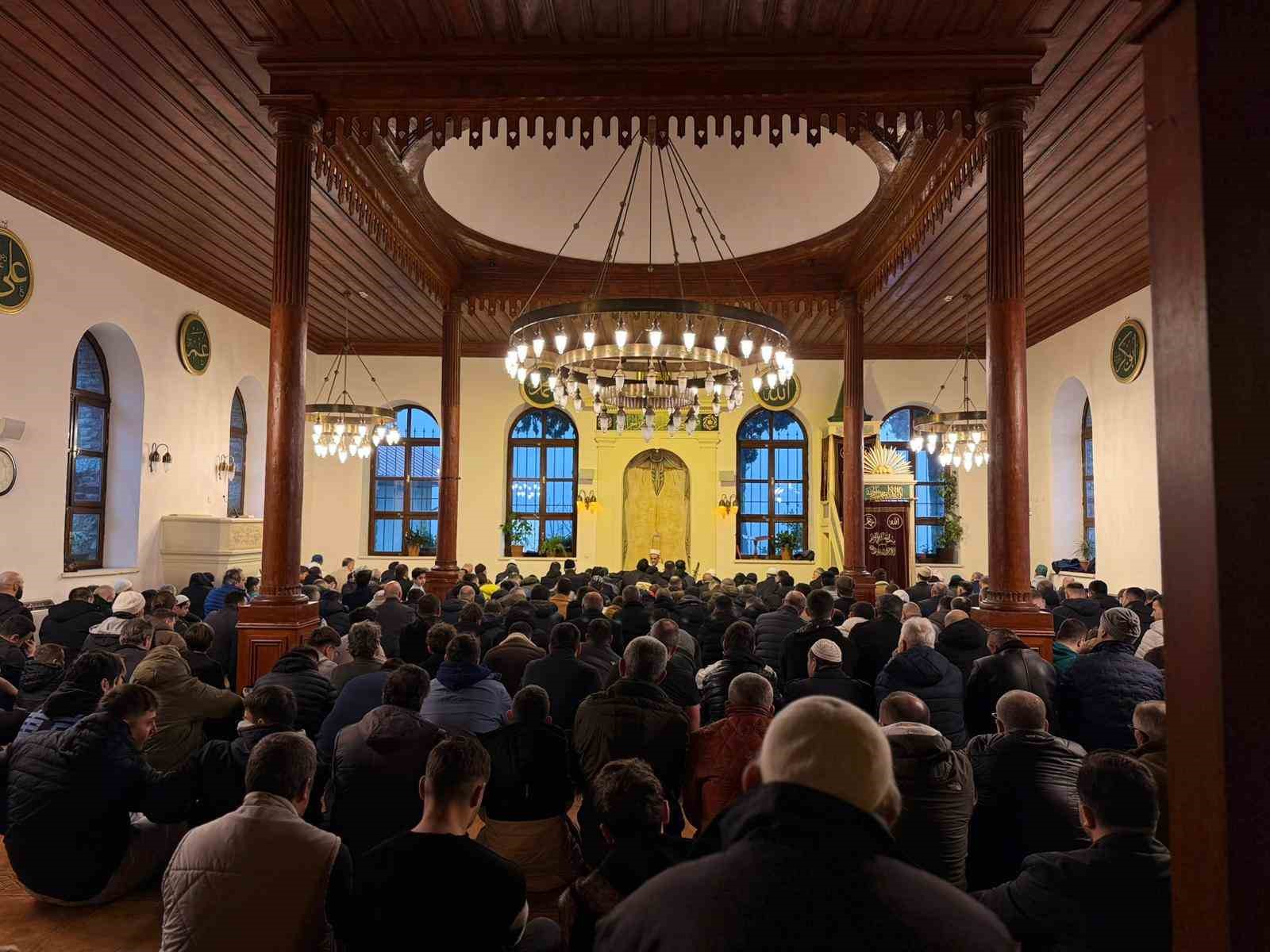 700 yıllık Orhan Camii’nde bayram coşkusu
