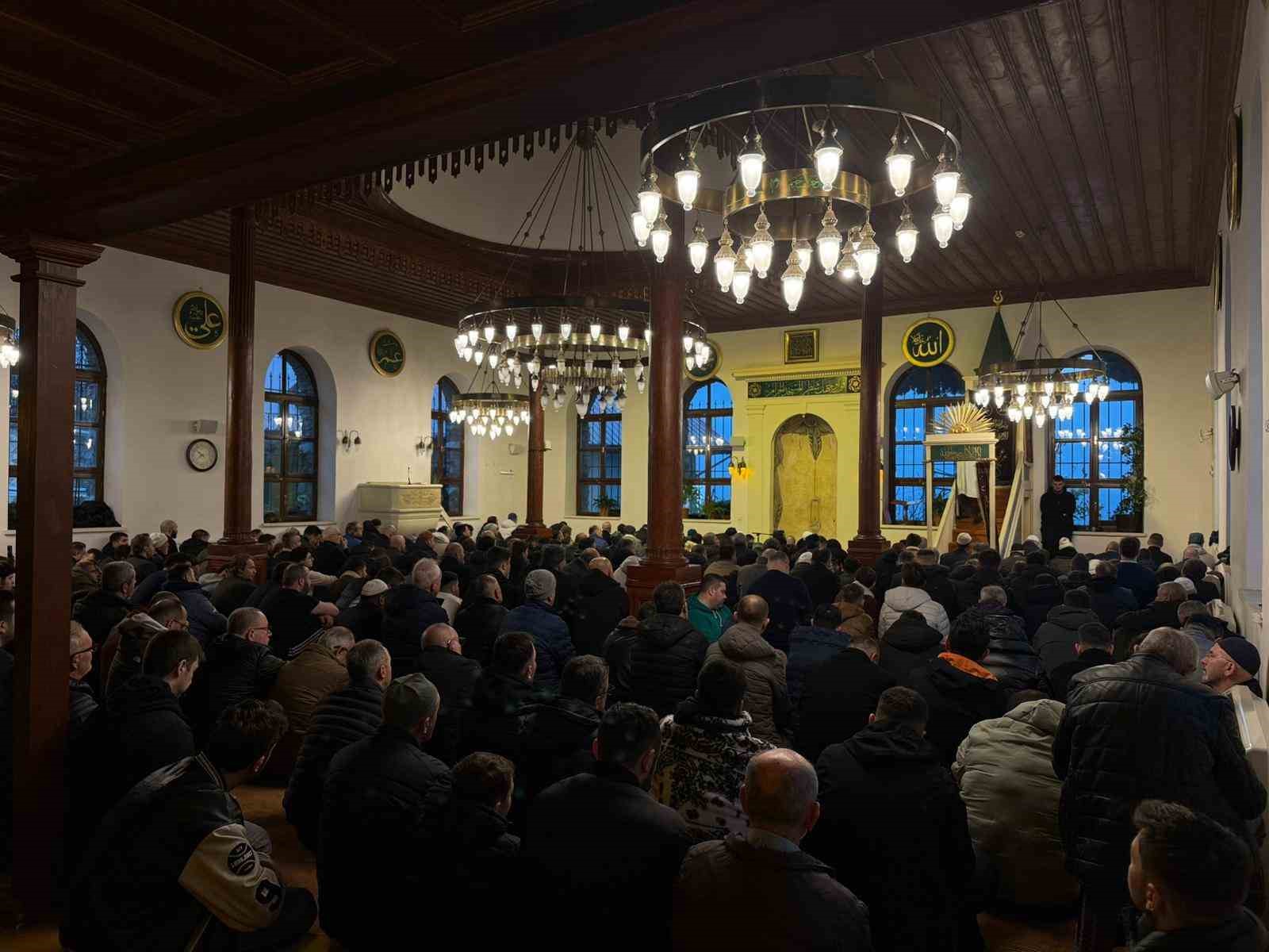 700 yıllık Orhan Camii’nde bayram coşkusu
