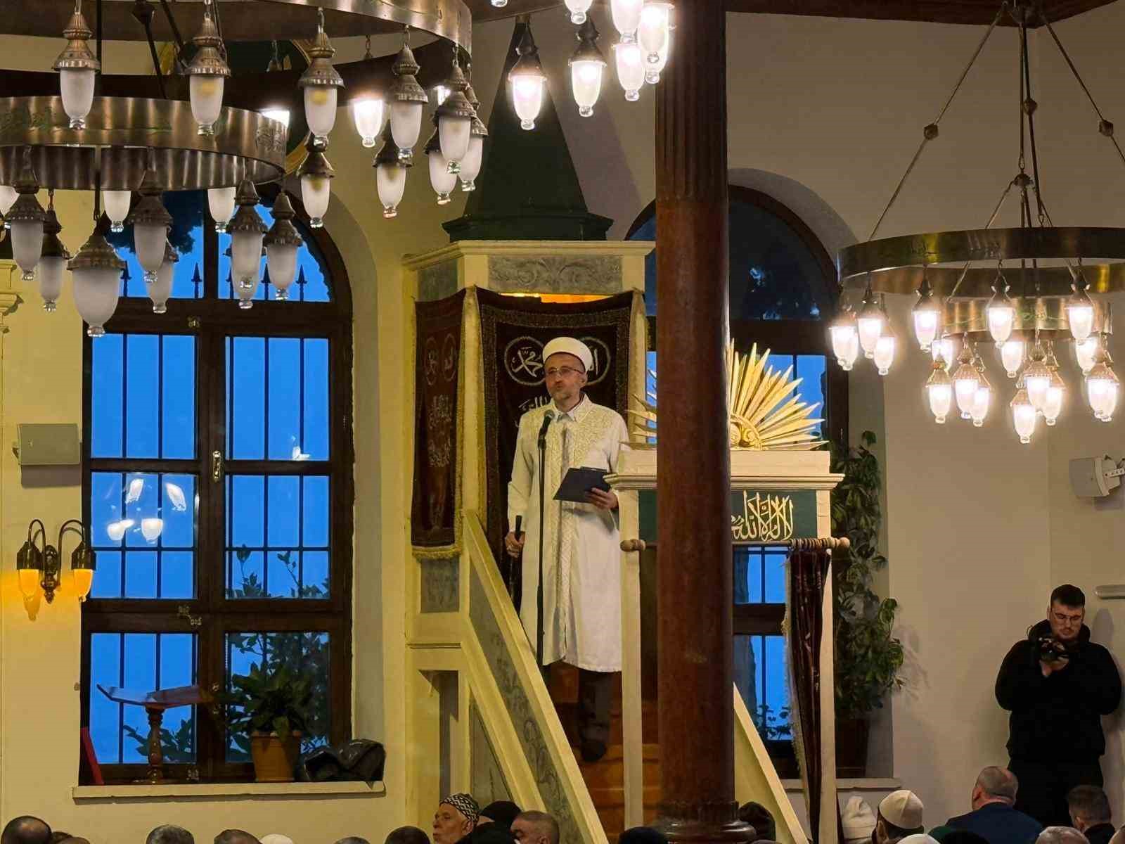 700 yıllık Orhan Camii’nde bayram coşkusu

