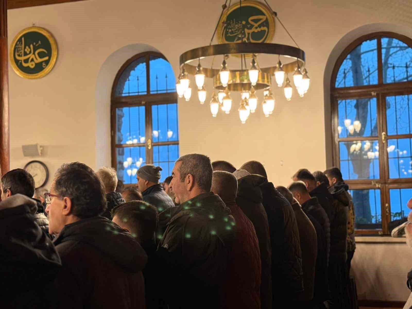 700 yıllık Orhan Camii’nde bayram coşkusu
