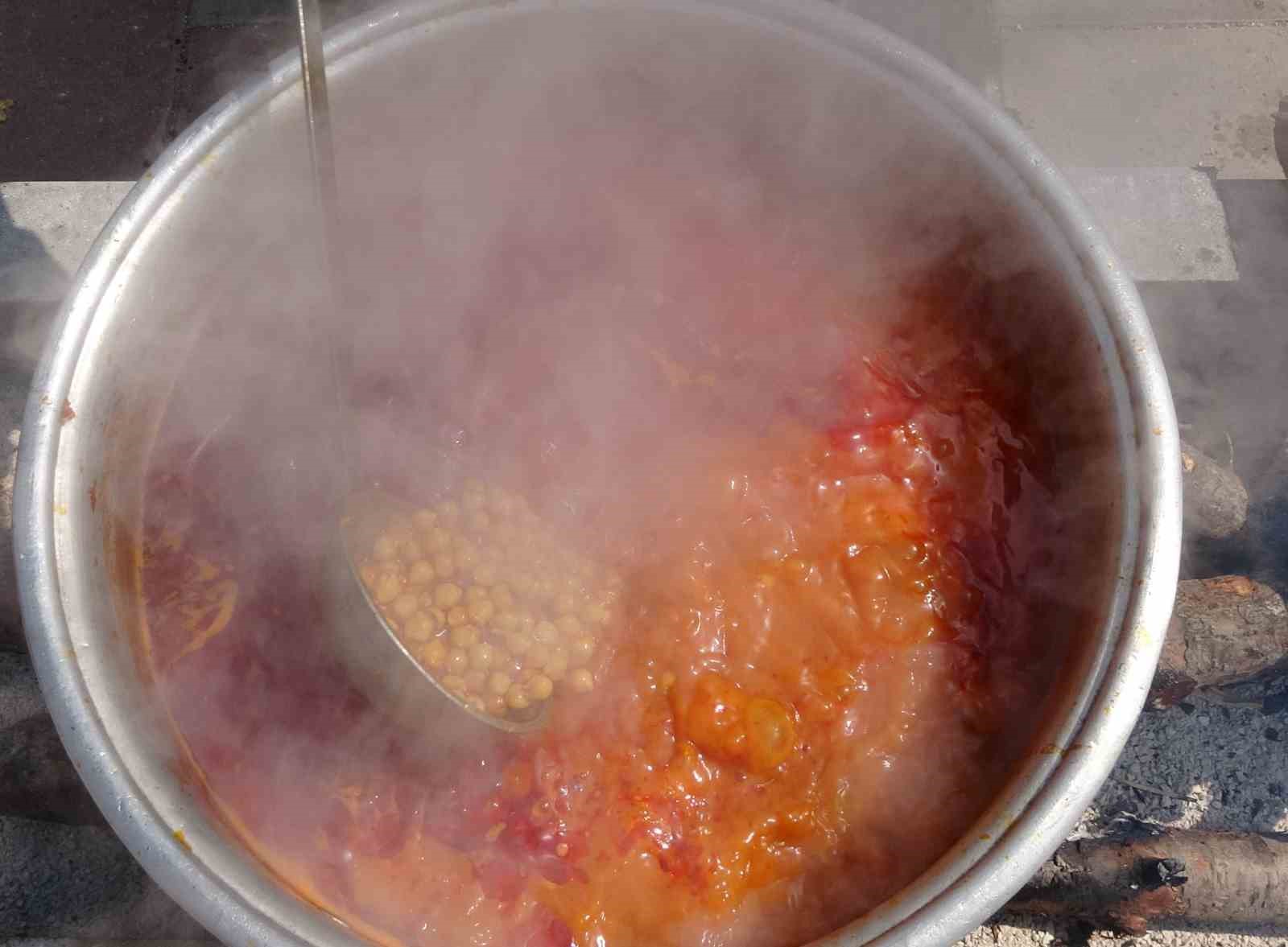 71 mahalleden kadınlar 71 kazanda yemek yaptı, binlerce kişiye ikram etti
