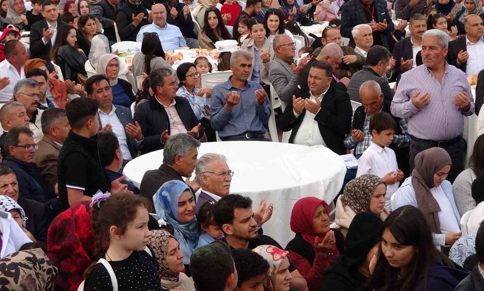 71 mahalleden kadınlar 71 kazanda yemek yaptı, binlerce kişiye ikram etti
