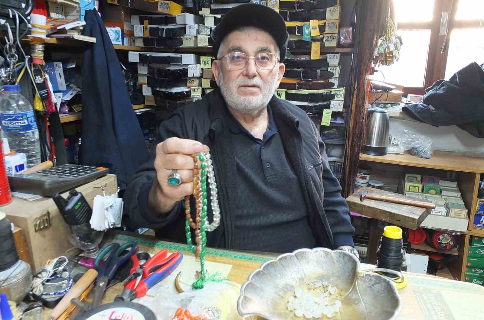 71 yaşındaki Cevat Dede tespih dizerek para kazanıyor
