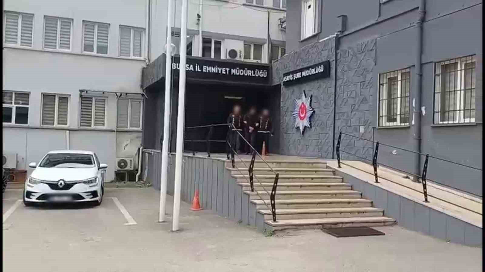 72 saatlik kamera incelendi, aranan şahıslara baskın yapıldı : 3 kişi yakalandı
72 saatlik kamera incelendi, aranan şahıslara baskın yapıldı : 3 kişi yakalandı