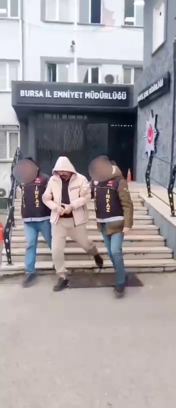72 saatlik kamera incelendi, aranan şahıslara baskın yapıldı : 3 kişi yakalandı
72 saatlik kamera incelendi, aranan şahıslara baskın yapıldı : 3 kişi yakalandı