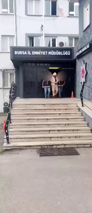 72 saatlik kamera incelendi, aranan şahıslara baskın yapıldı : 3 kişi yakalandı
72 saatlik kamera incelendi, aranan şahıslara baskın yapıldı : 3 kişi yakalandı