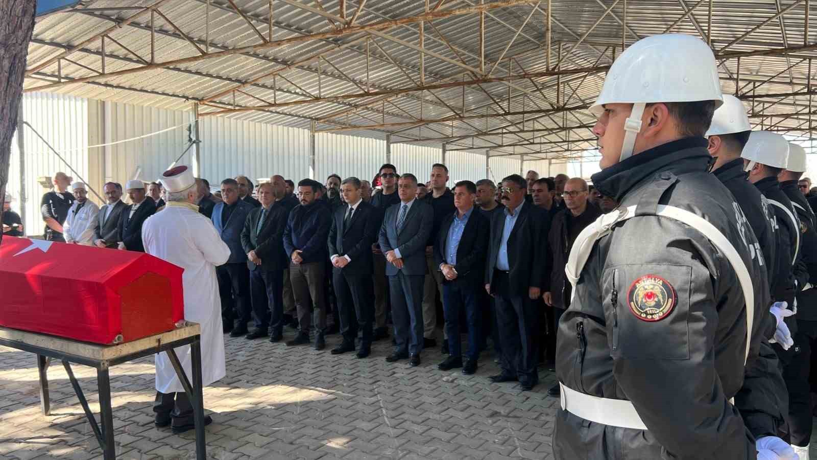 72 yaşında hayatını kaybeden emekli Vali Yardımcısı son yolculuğuna uğurlandı
