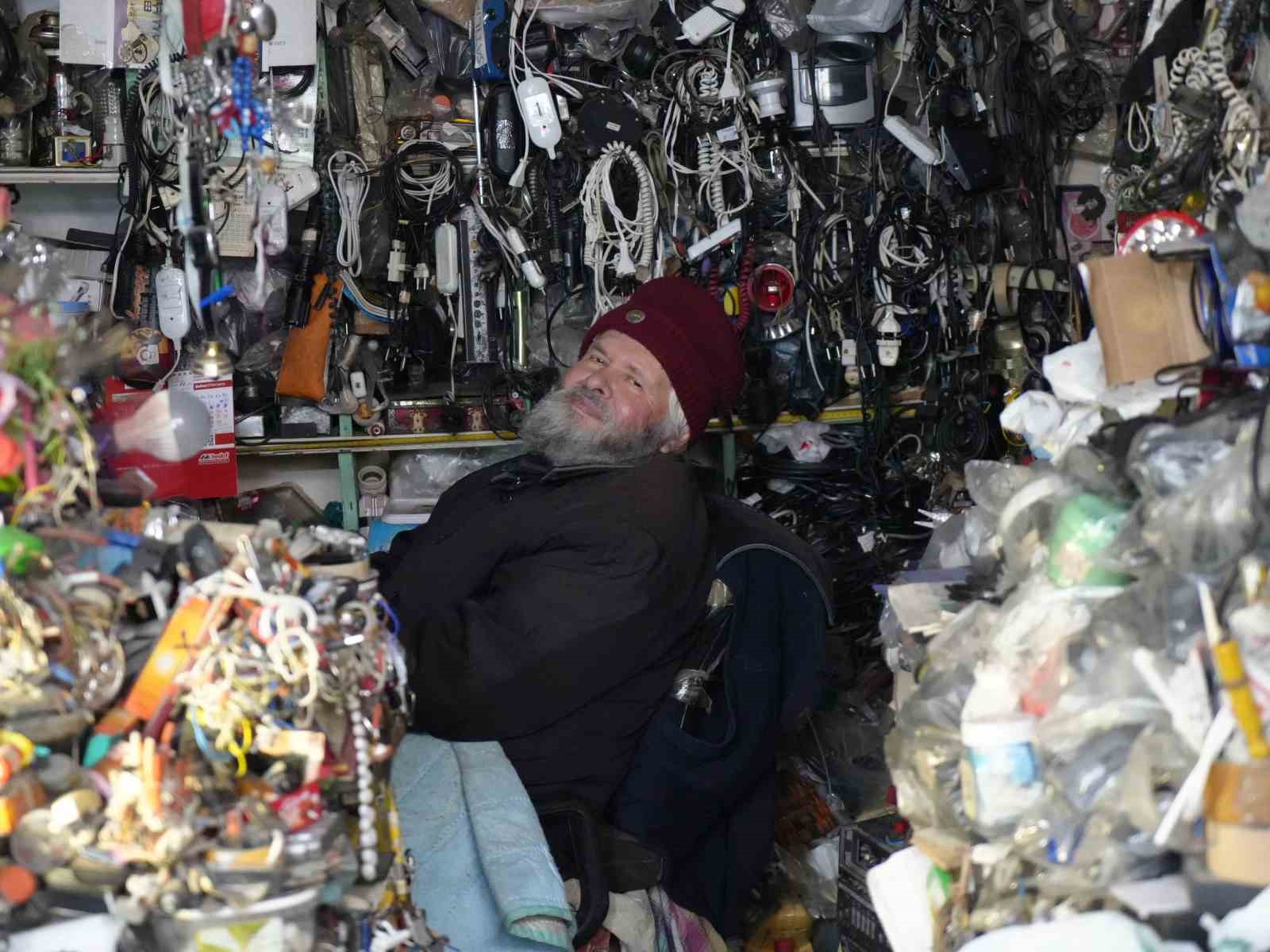 72 yaşındaki elektrik ustası, 25 yıldır biriktirdiği malzemelerle dükkanını adeta müzeye çevirdi
72 yaşındaki elektrik ustası, 25 yıldır biriktirdiği malzemelerle dükkanını adeta müzeye çevirdi