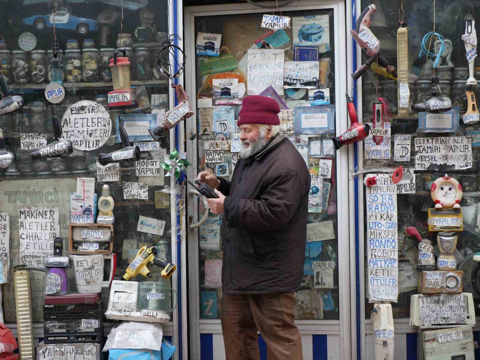 72 yaşındaki elektrik ustası, 25 yıldır biriktirdiği malzemelerle dükkanını adeta müzeye çevirdi
72 yaşındaki elektrik ustası, 25 yıldır biriktirdiği malzemelerle dükkanını adeta müzeye çevirdi