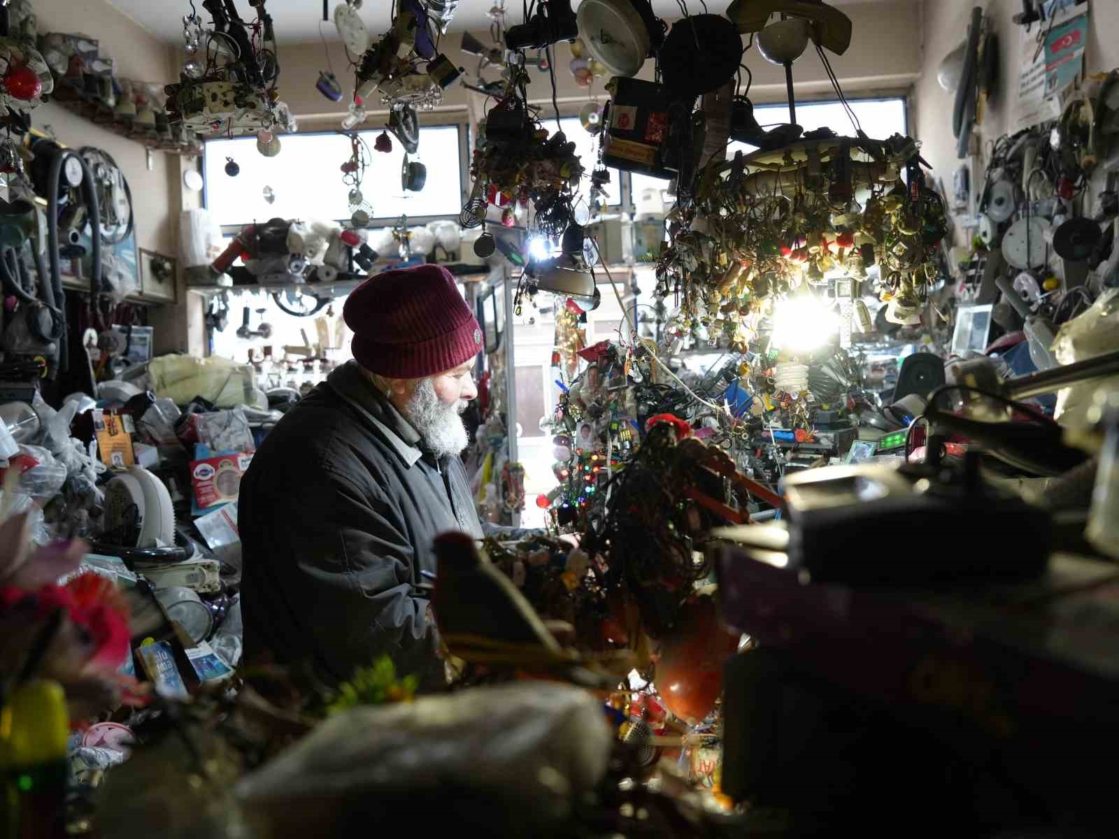 72 yaşındaki elektrik ustası, 25 yıldır biriktirdiği malzemelerle dükkanını adeta müzeye çevirdi
72 yaşındaki elektrik ustası, 25 yıldır biriktirdiği malzemelerle dükkanını adeta müzeye çevirdi