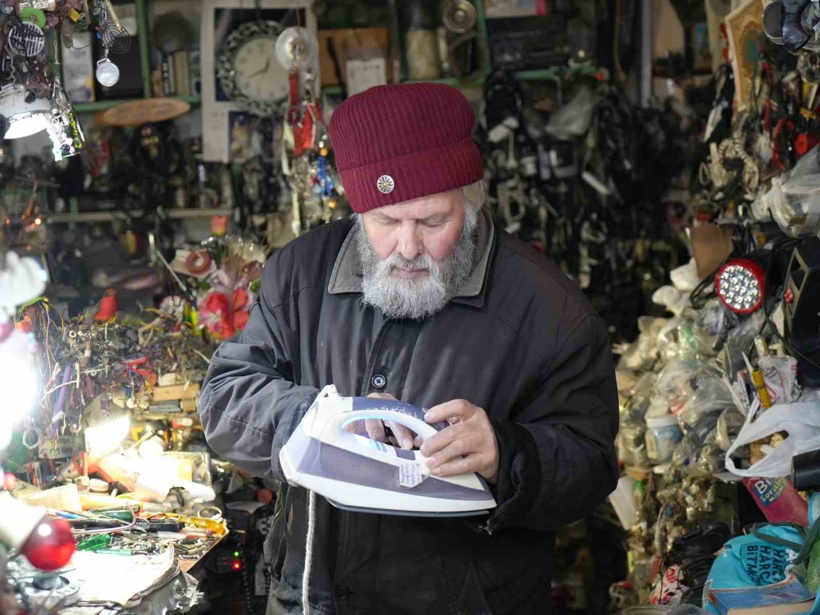 72 yaşındaki elektrik ustası, 25 yıldır biriktirdiği malzemelerle dükkanını adeta müzeye çevirdi
72 yaşındaki elektrik ustası, 25 yıldır biriktirdiği malzemelerle dükkanını adeta müzeye çevirdi