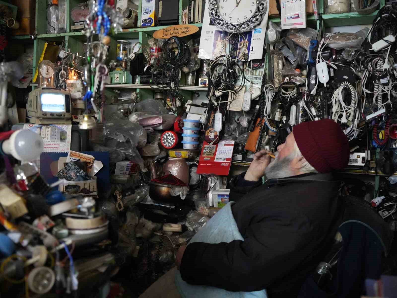 72 yaşındaki elektrik ustası, 25 yıldır biriktirdiği malzemelerle dükkanını adeta müzeye çevirdi
72 yaşındaki elektrik ustası, 25 yıldır biriktirdiği malzemelerle dükkanını adeta müzeye çevirdi