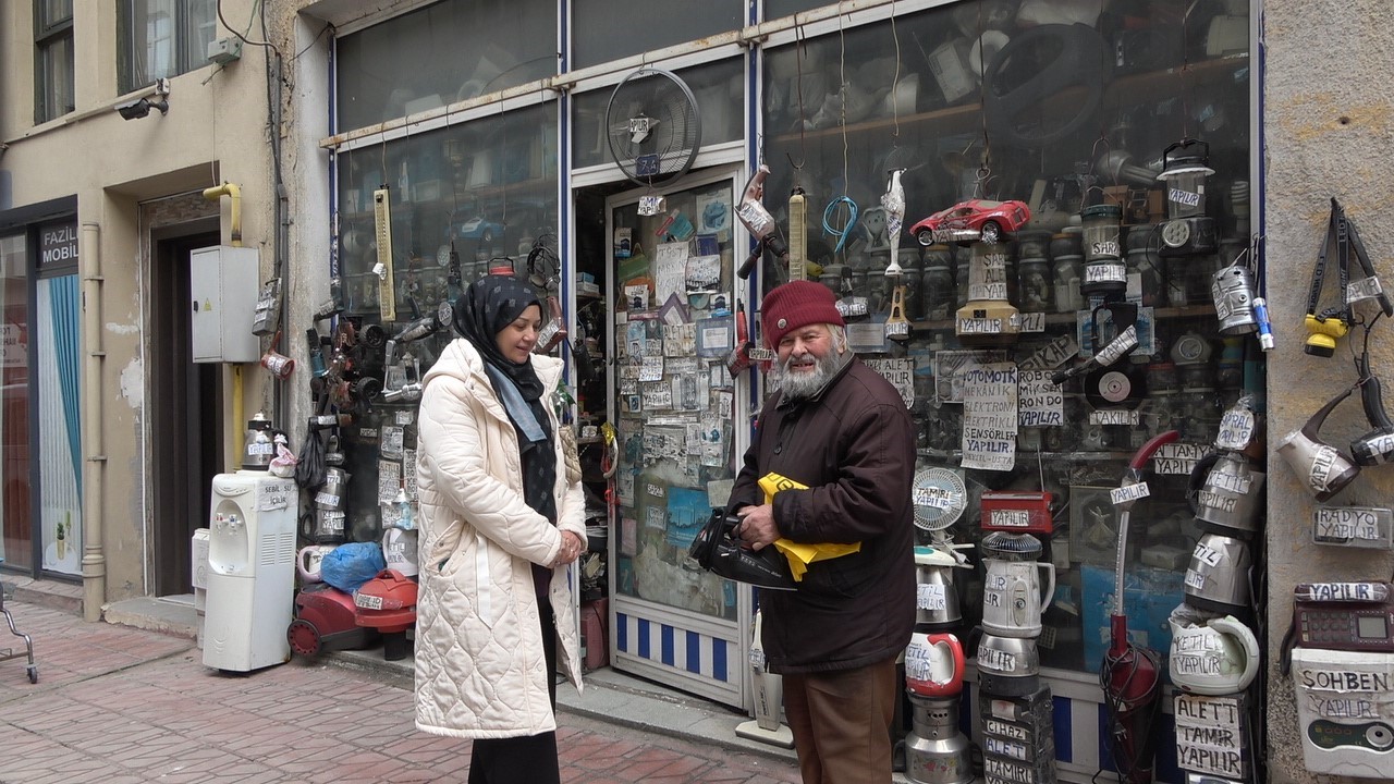 72 yaşındaki elektrik ustası, 25 yıldır biriktirdiği malzemelerle dükkanını adeta müzeye çevirdi
72 yaşındaki elektrik ustası, 25 yıldır biriktirdiği malzemelerle dükkanını adeta müzeye çevirdi