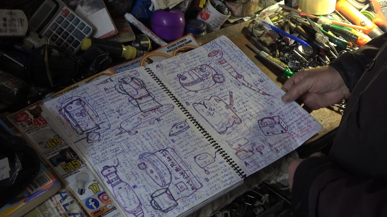 72 yaşındaki elektrik ustası, 25 yıldır biriktirdiği malzemelerle dükkanını adeta müzeye çevirdi
72 yaşındaki elektrik ustası, 25 yıldır biriktirdiği malzemelerle dükkanını adeta müzeye çevirdi