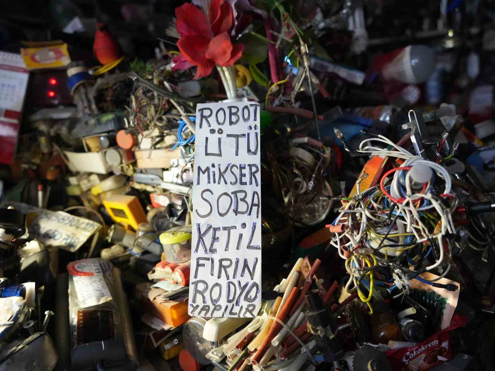 72 yaşındaki elektrik ustası, 25 yıldır biriktirdiği malzemelerle dükkanını adeta müzeye çevirdi
72 yaşındaki elektrik ustası, 25 yıldır biriktirdiği malzemelerle dükkanını adeta müzeye çevirdi