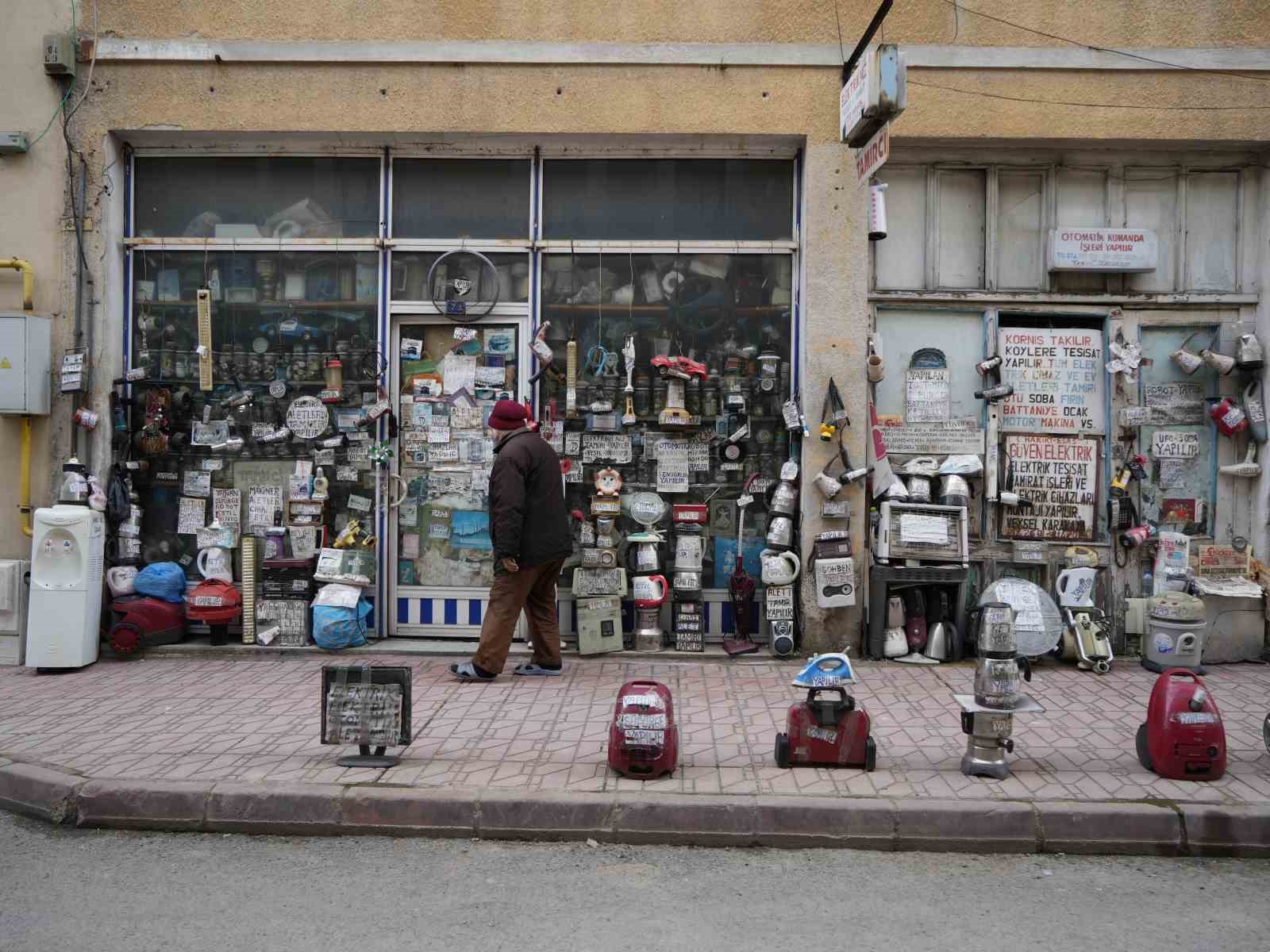 72 yaşındaki elektrik ustası, 25 yıldır biriktirdiği malzemelerle dükkanını adeta müzeye çevirdi
72 yaşındaki elektrik ustası, 25 yıldır biriktirdiği malzemelerle dükkanını adeta müzeye çevirdi