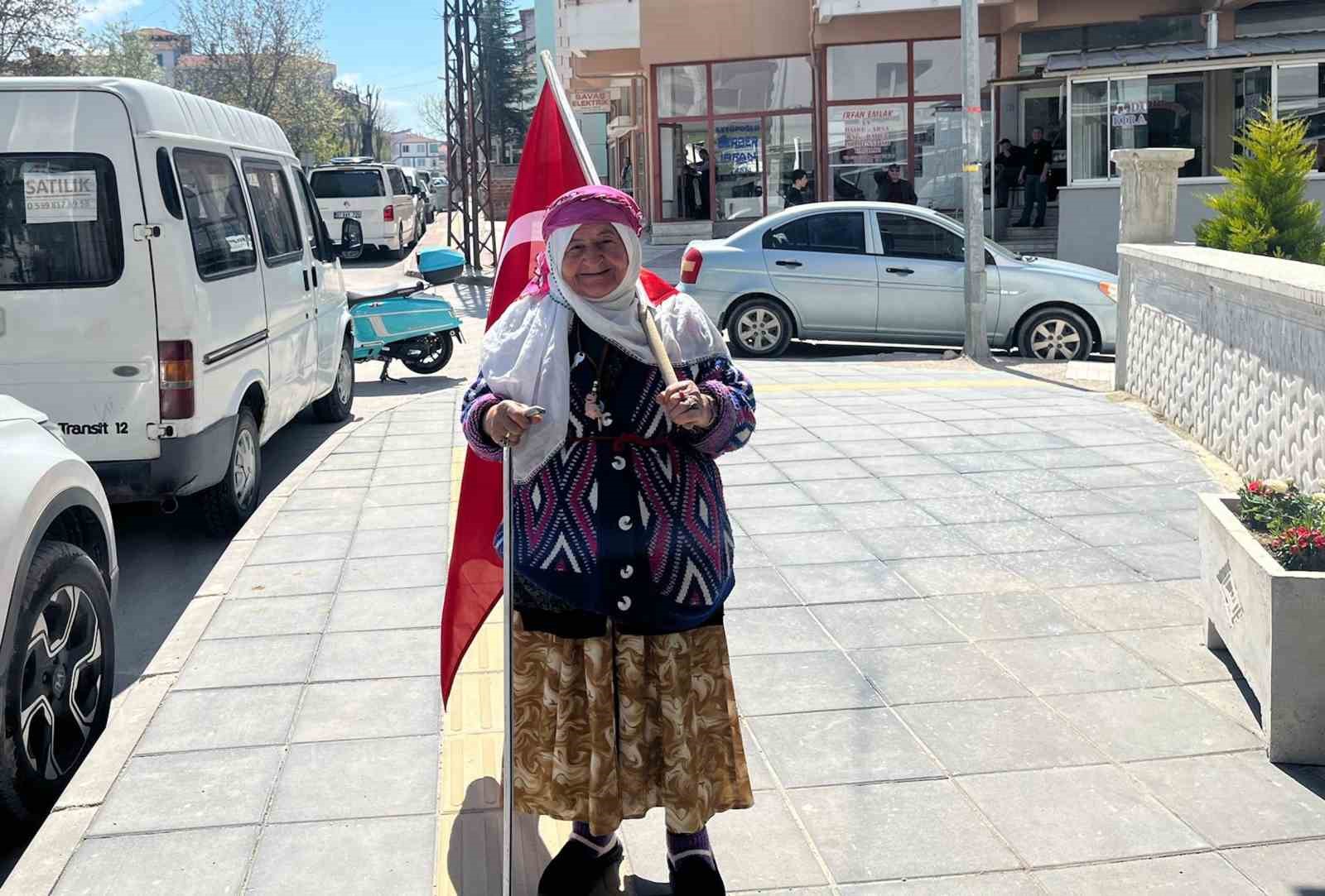 75 yaşındaki Satı teyzenin bayrak sevgisi
