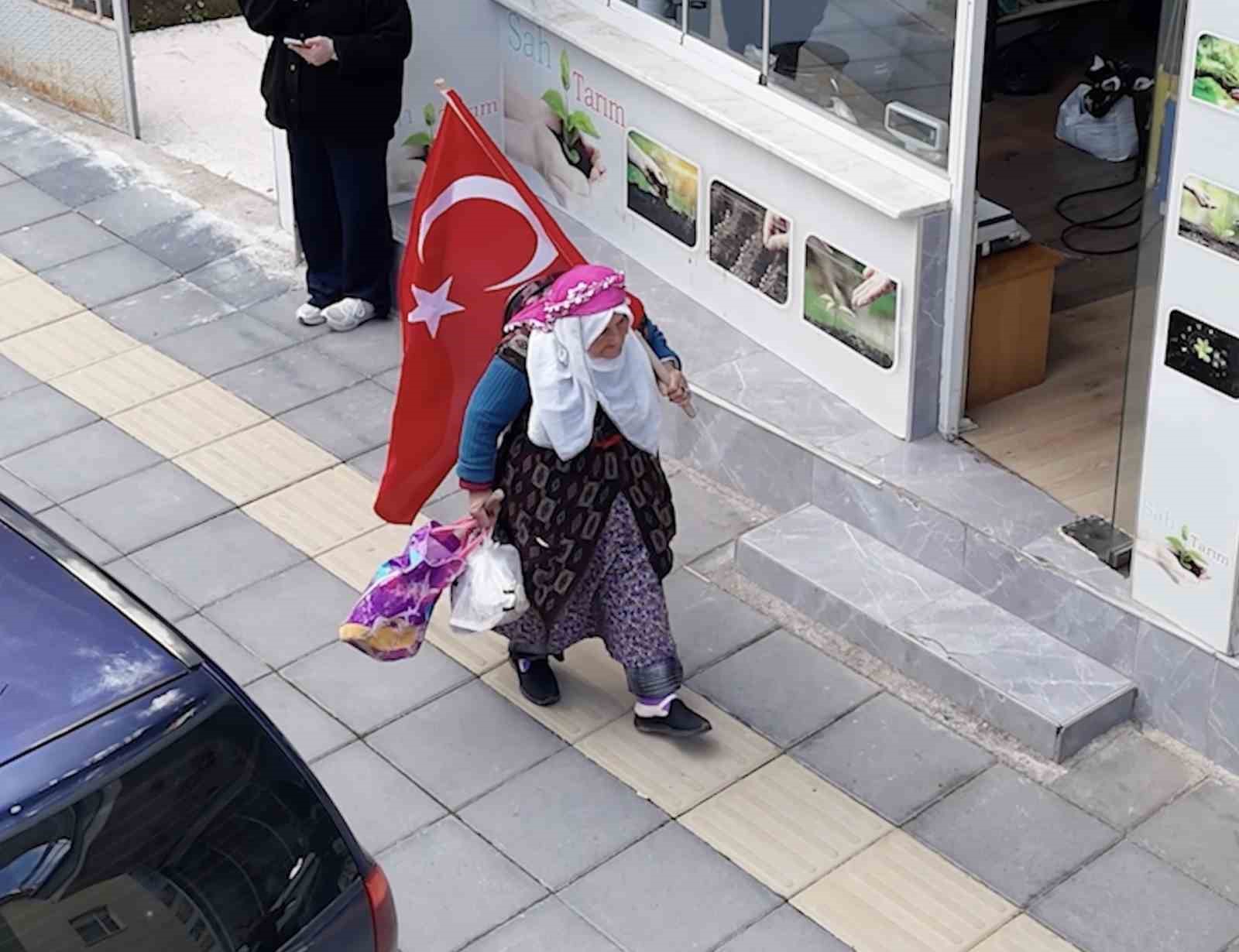 75 yaşındaki Satı teyzenin bayrak sevgisi
