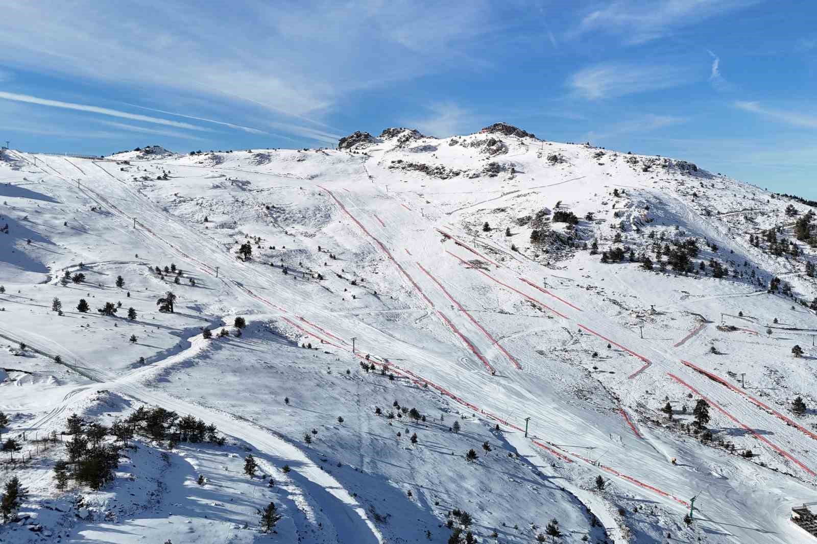 78 kişinin hayatını kaybettiği Kartalkaya’da sezon açıldı ancak itfaiye merkezi yok
78 kişinin hayatını kaybettiği Kartalkaya’da sezon açıldı ancak itfaiye merkezi yok