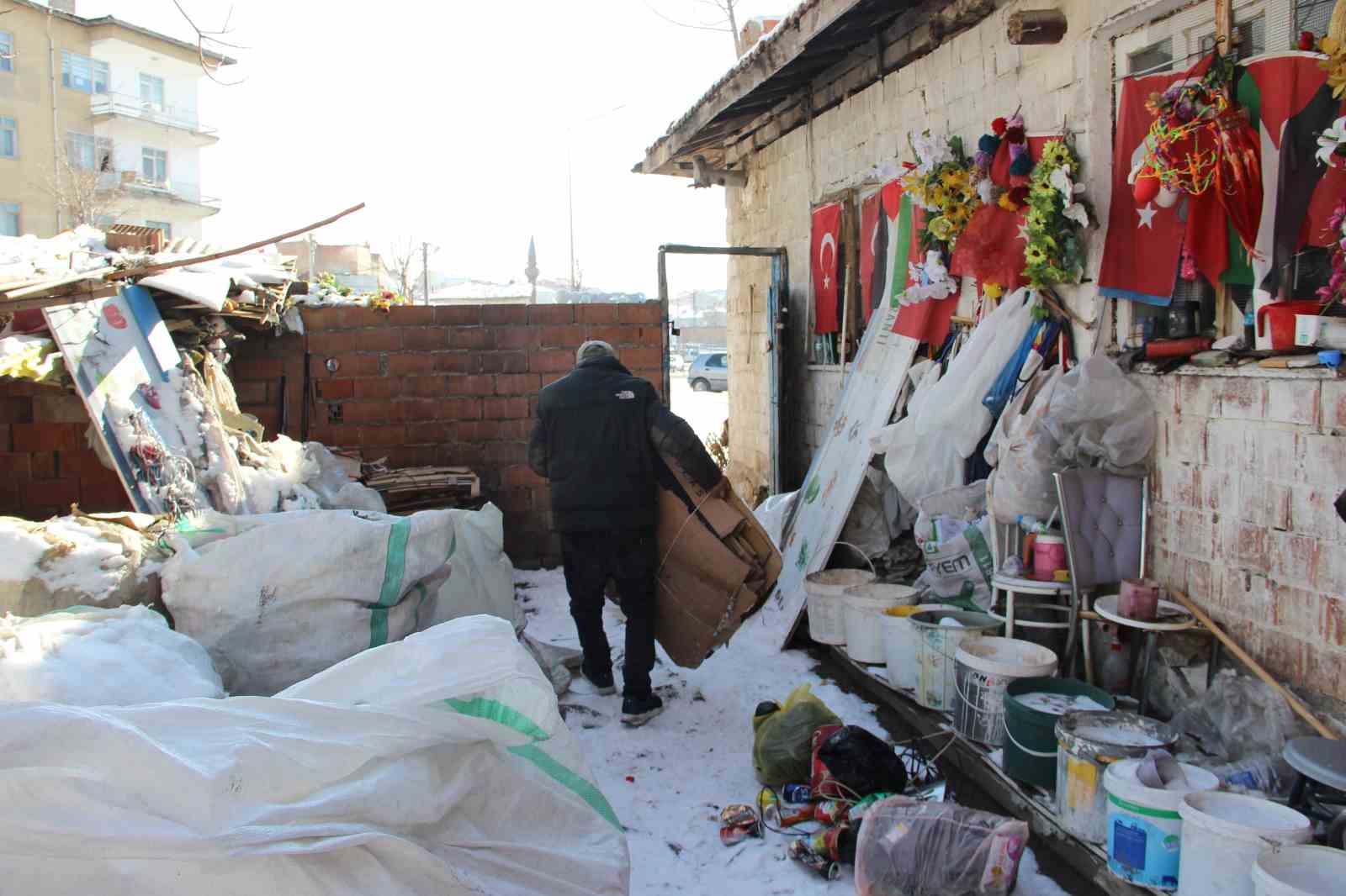 79 yaşındaki adamın bayrak hassasiyeti: Atık toplarken bulduğu bayrakları evinin duvarına asıyor
79 yaşındaki adamın bayrak hassasiyeti: Atık toplarken bulduğu bayrakları evinin duvarına asıyor