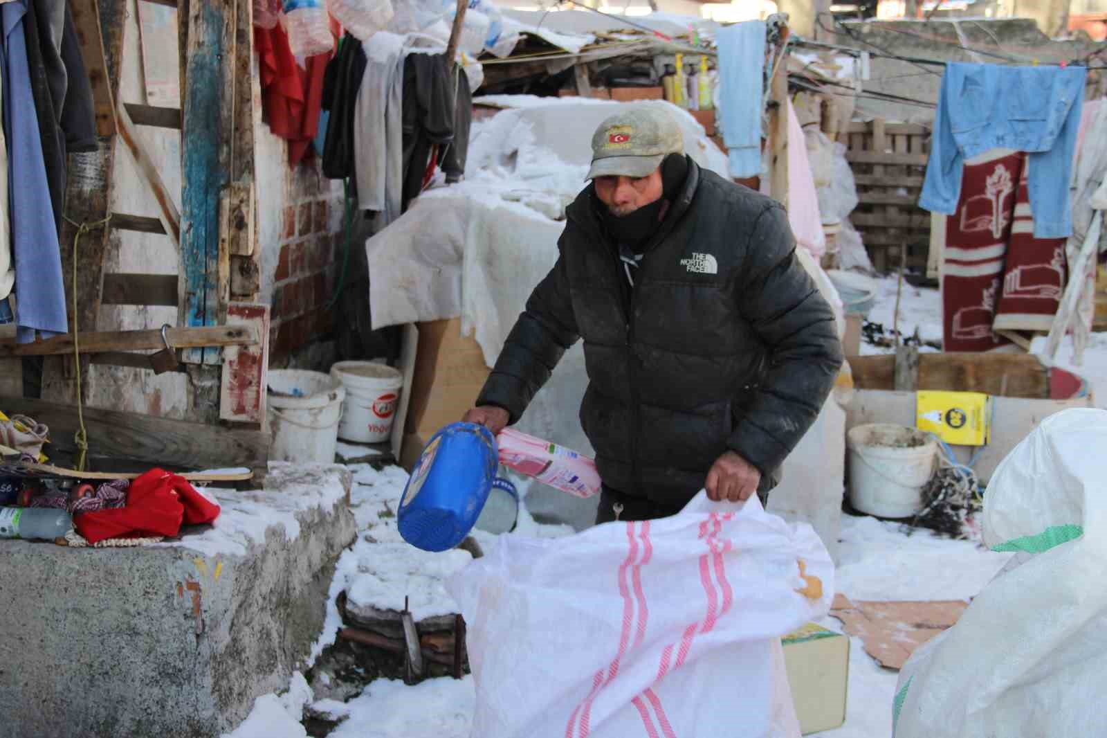 79 yaşındaki adamın bayrak hassasiyeti: Atık toplarken bulduğu bayrakları evinin duvarına asıyor
79 yaşındaki adamın bayrak hassasiyeti: Atık toplarken bulduğu bayrakları evinin duvarına asıyor