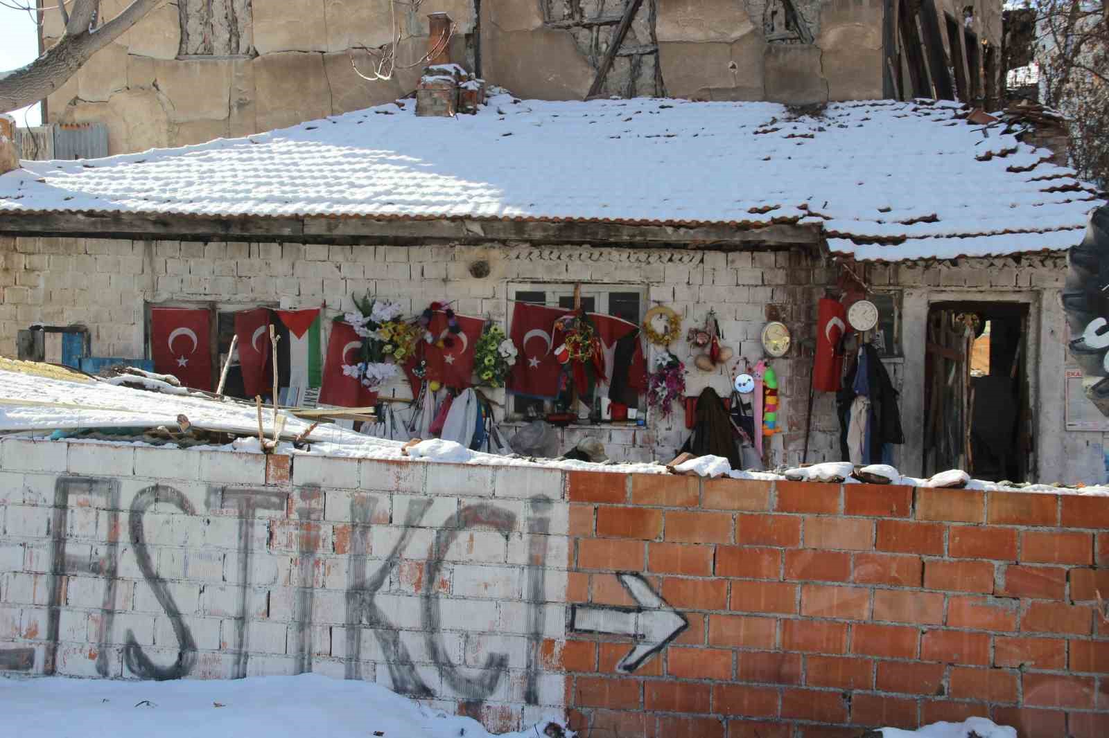 79 yaşındaki adamın bayrak hassasiyeti: Atık toplarken bulduğu bayrakları evinin duvarına asıyor
79 yaşındaki adamın bayrak hassasiyeti: Atık toplarken bulduğu bayrakları evinin duvarına asıyor