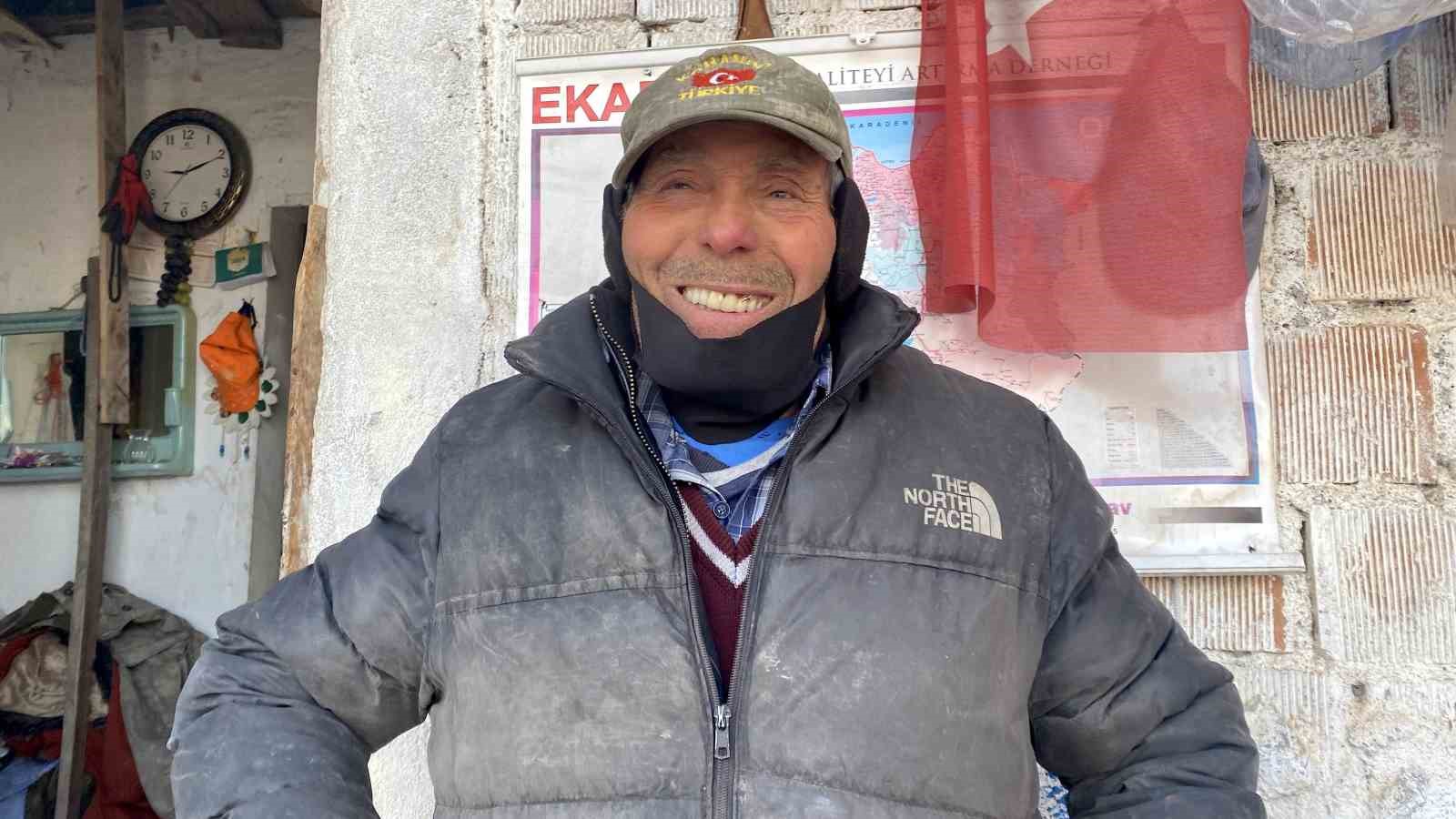 79 yaşındaki adamın bayrak hassasiyeti: Atık toplarken bulduğu bayrakları evinin duvarına asıyor
79 yaşındaki adamın bayrak hassasiyeti: Atık toplarken bulduğu bayrakları evinin duvarına asıyor