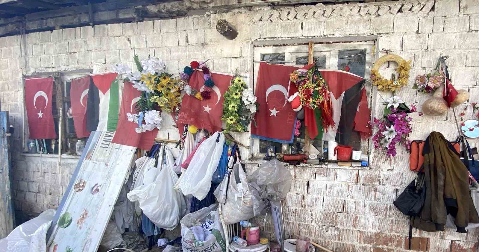 79 yaşındaki adamın bayrak hassasiyeti: Atık toplarken bulduğu bayrakları evinin duvarına asıyor
79 yaşındaki adamın bayrak hassasiyeti: Atık toplarken bulduğu bayrakları evinin duvarına asıyor