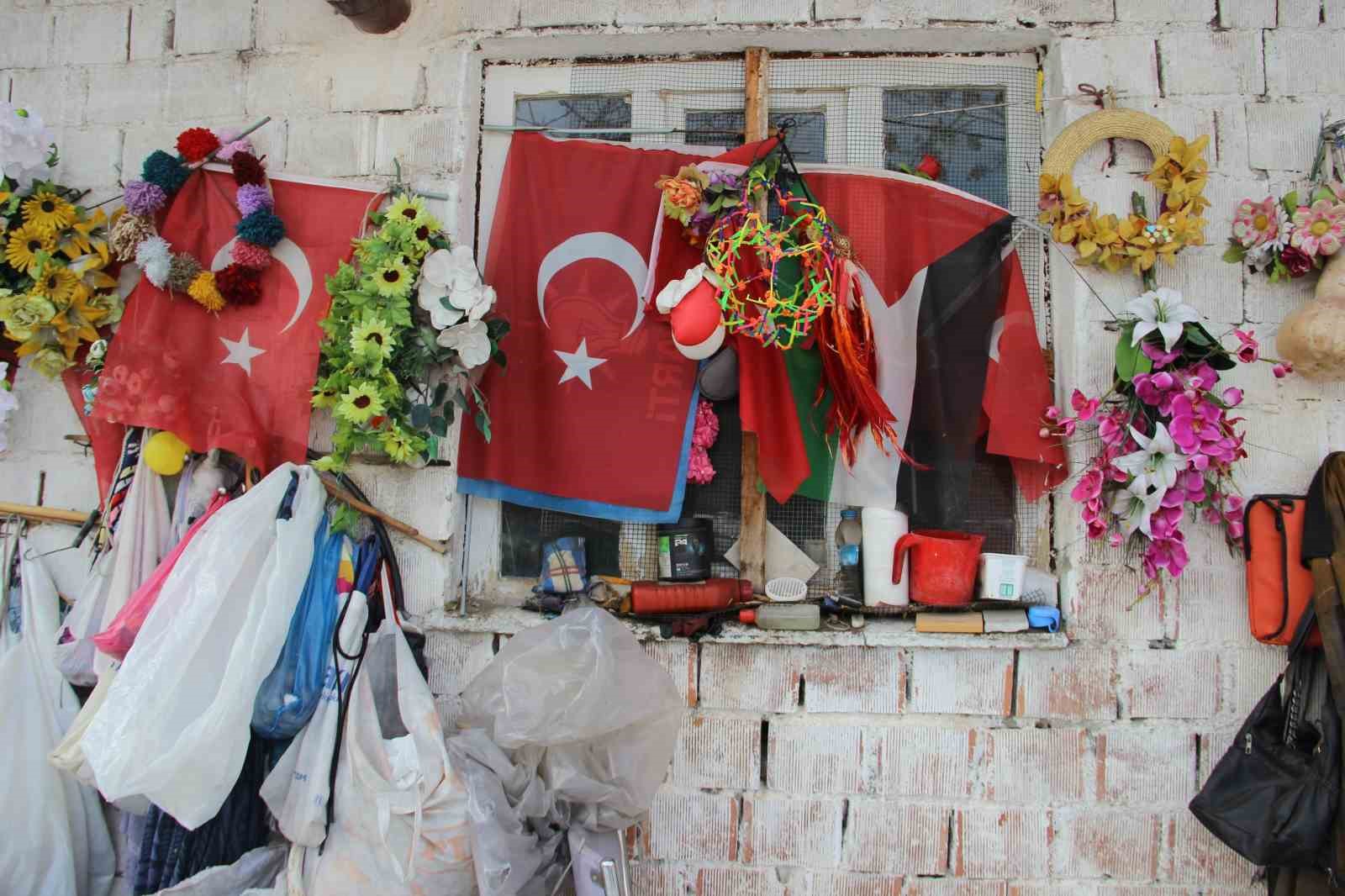 79 yaşındaki adamın bayrak hassasiyeti: Atık toplarken bulduğu bayrakları evinin duvarına asıyor
79 yaşındaki adamın bayrak hassasiyeti: Atık toplarken bulduğu bayrakları evinin duvarına asıyor