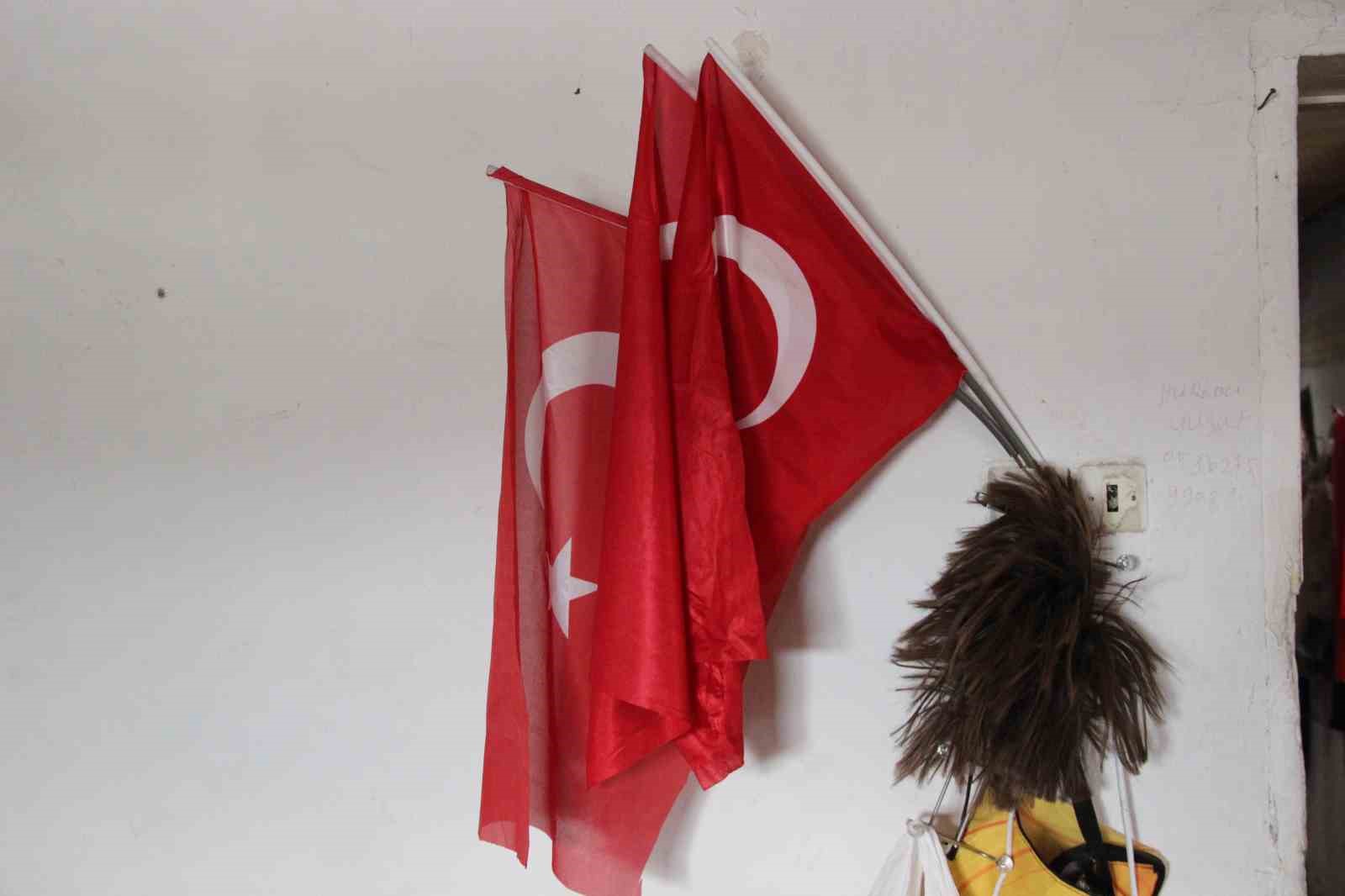 79 yaşındaki adamın bayrak hassasiyeti: Atık toplarken bulduğu bayrakları evinin duvarına asıyor
79 yaşındaki adamın bayrak hassasiyeti: Atık toplarken bulduğu bayrakları evinin duvarına asıyor