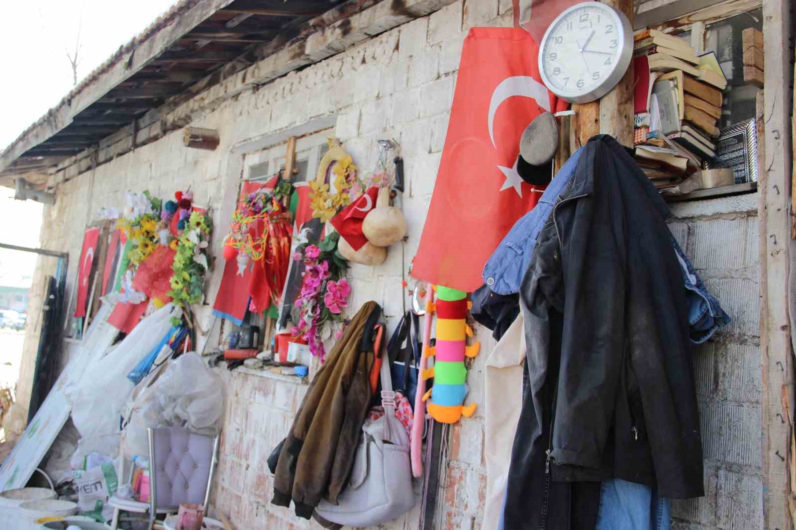 79 yaşındaki adamın bayrak hassasiyeti: Atık toplarken bulduğu bayrakları evinin duvarına asıyor
79 yaşındaki adamın bayrak hassasiyeti: Atık toplarken bulduğu bayrakları evinin duvarına asıyor