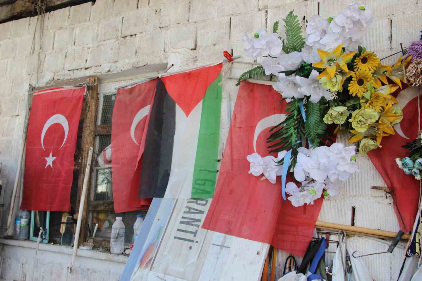 79 yaşındaki adamın bayrak hassasiyeti: Atık toplarken bulduğu bayrakları evinin duvarına asıyor
79 yaşındaki adamın bayrak hassasiyeti: Atık toplarken bulduğu bayrakları evinin duvarına asıyor