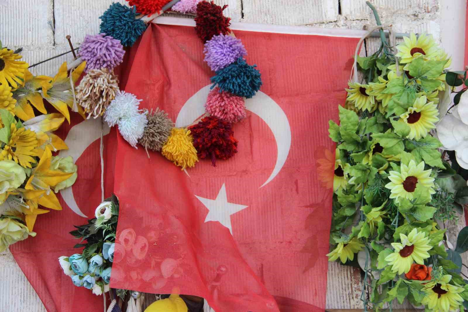 79 yaşındaki adamın bayrak hassasiyeti: Atık toplarken bulduğu bayrakları evinin duvarına asıyor
79 yaşındaki adamın bayrak hassasiyeti: Atık toplarken bulduğu bayrakları evinin duvarına asıyor