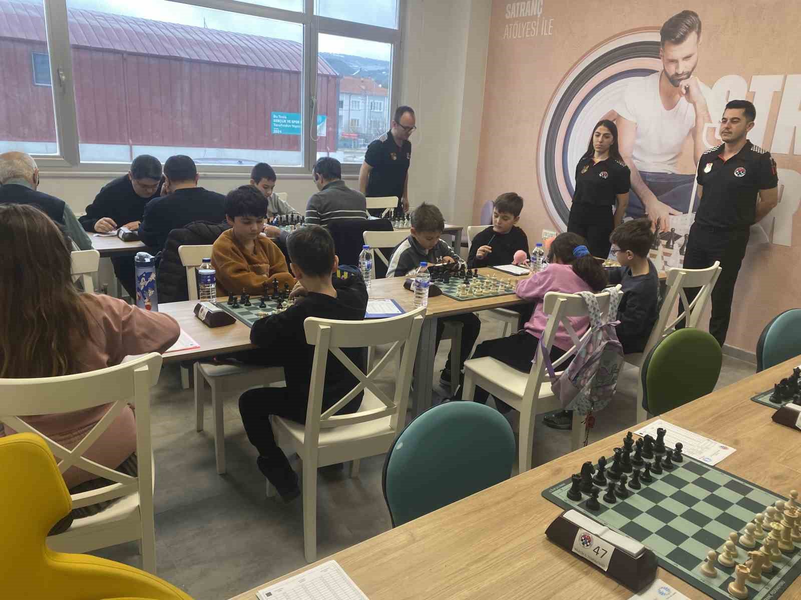 7’den 70’e ’Satranç Turnuvası’nda ter döktü
7’den 70’e ’Satranç Turnuvası’nda ter döktü