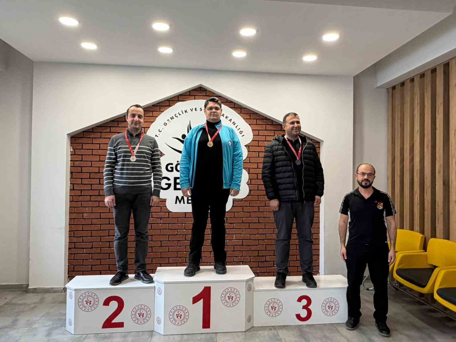 7’den 70’e ’Satranç Turnuvası’nda ter döktü
7’den 70’e ’Satranç Turnuvası’nda ter döktü