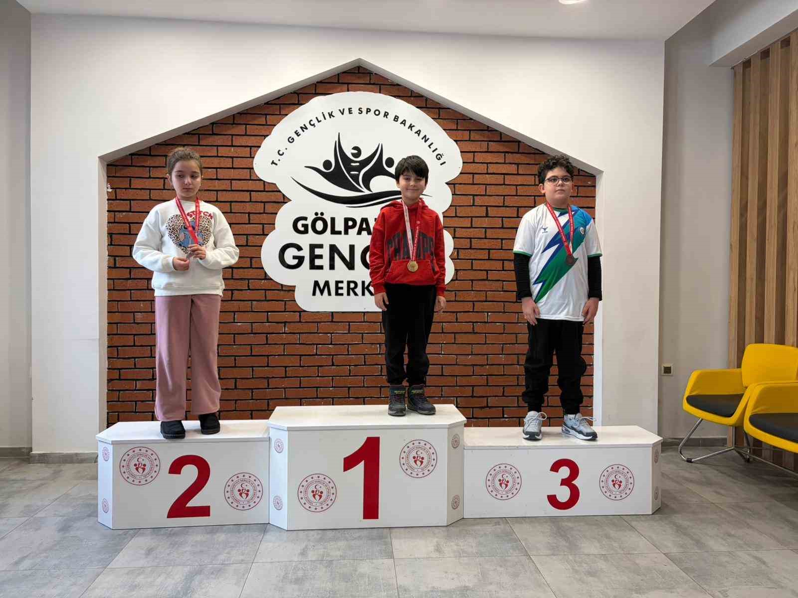 7’den 70’e ’Satranç Turnuvası’nda ter döktü
7’den 70’e ’Satranç Turnuvası’nda ter döktü