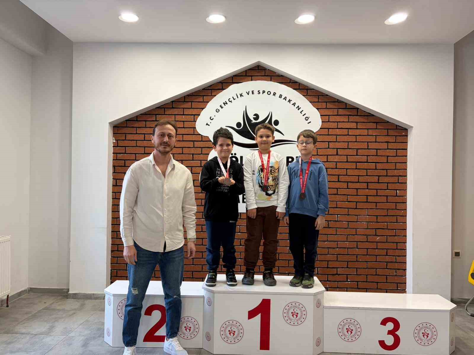 7’den 70’e ’Satranç Turnuvası’nda ter döktü
7’den 70’e ’Satranç Turnuvası’nda ter döktü